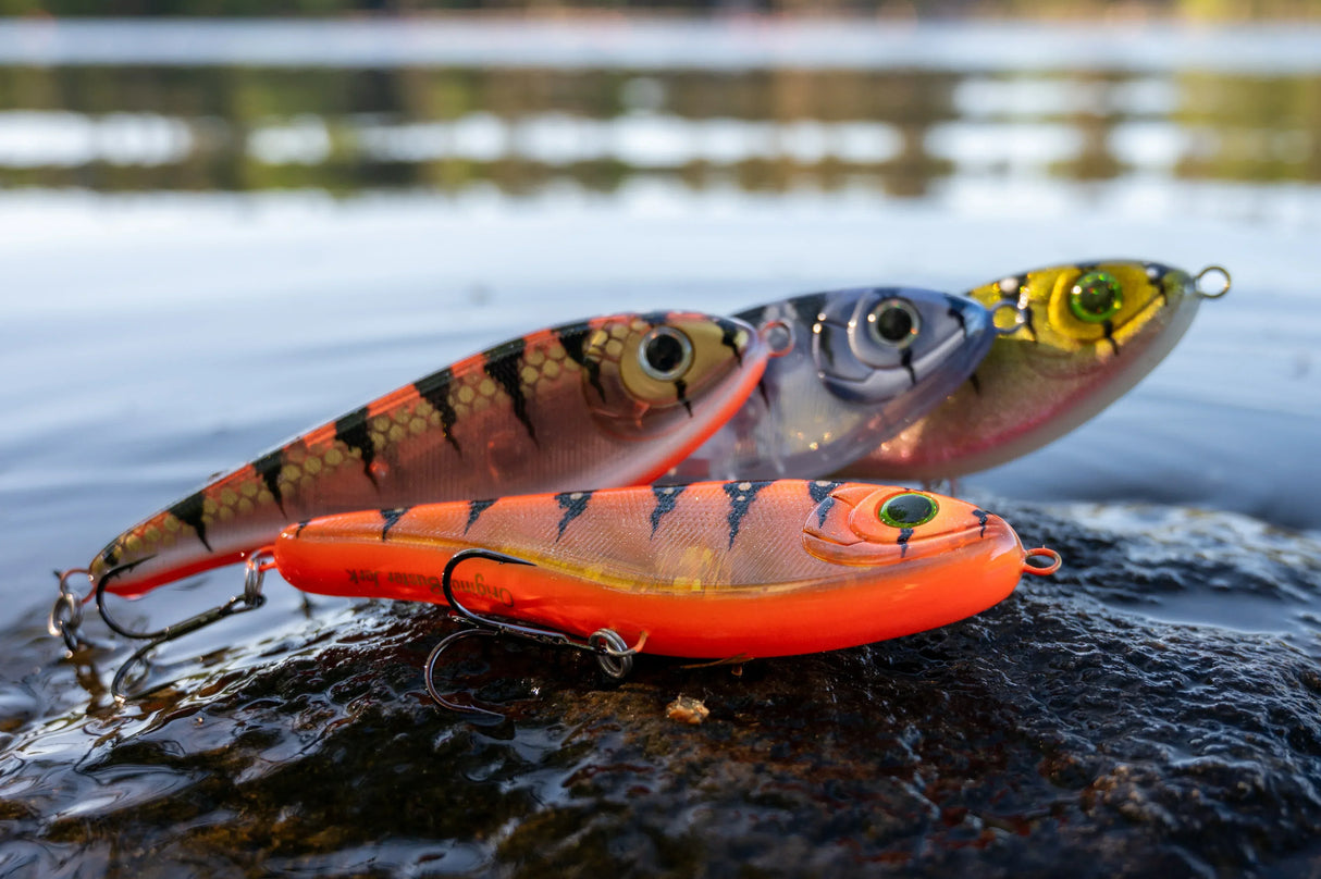 Strike Pro Buster Jerk 15 cm jerkki Monkey Lure Factory erikoisvärit - Happy Angler