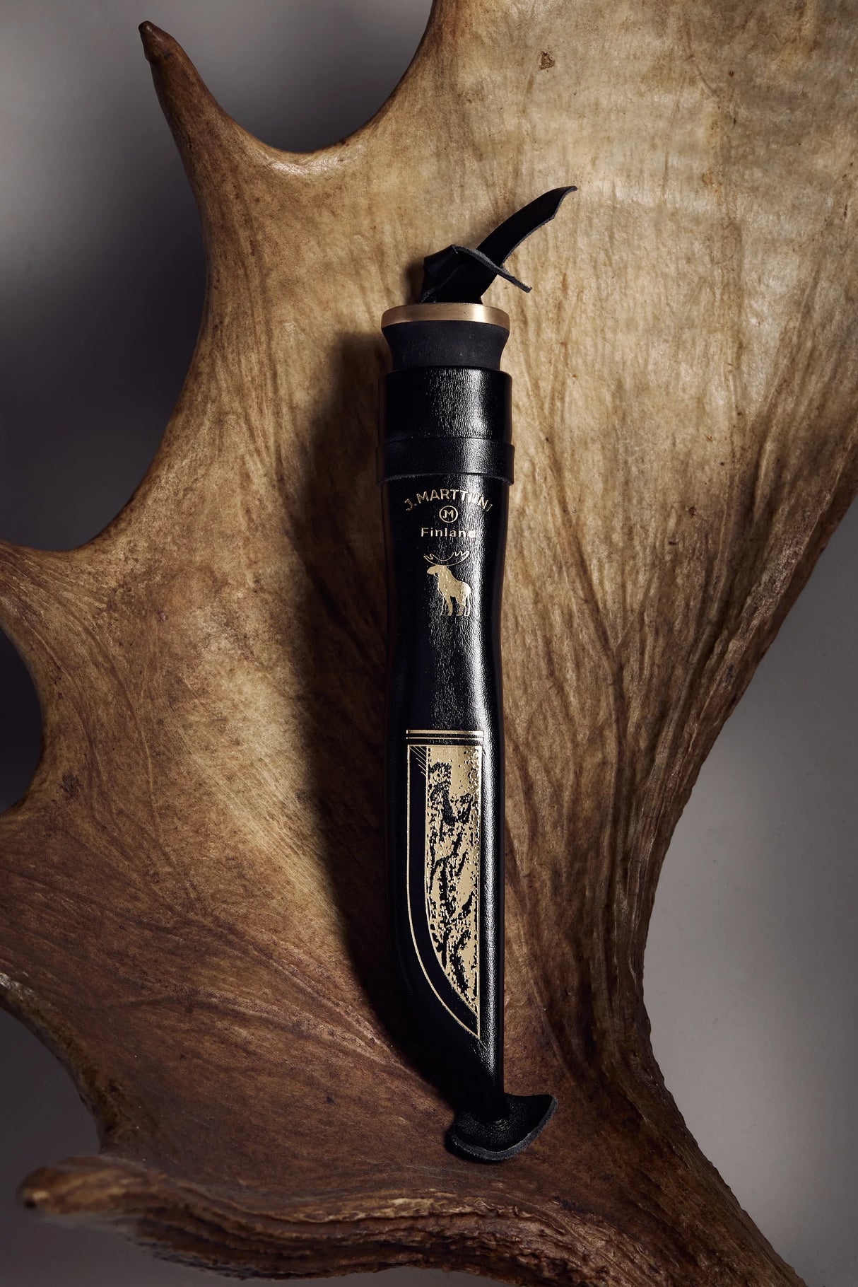 Marttiini Hirvi Black puukko lahjalaatikossa - Happy Angler