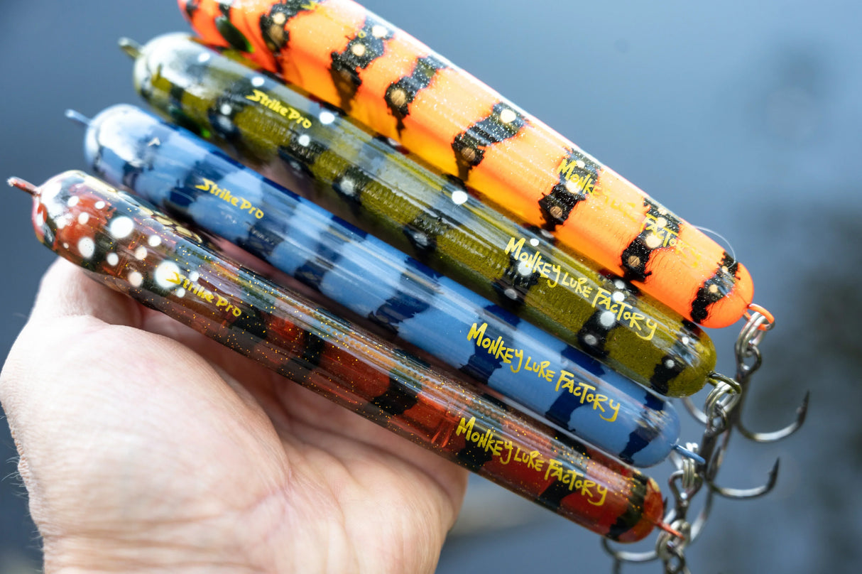 Strike Pro Buster Jerk 15 cm jerkki Monkey Lure Factory erikoisvärit - Happy Angler