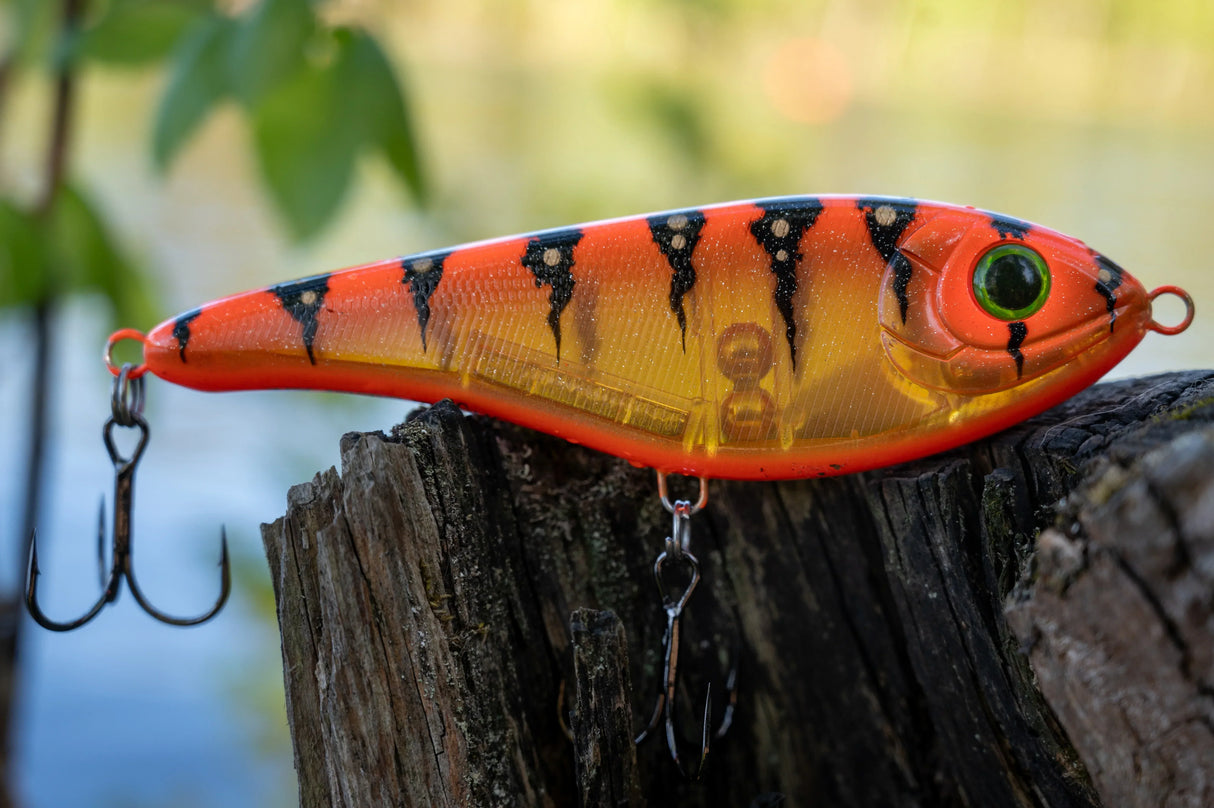 Strike Pro Buster Jerk 15 cm jerkki Monkey Lure Factory erikoisvärit - Happy Angler