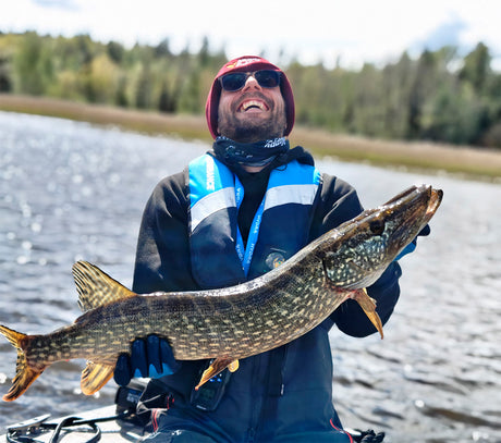 Happy Angler Teamiin kuuluva Juha nauttii kalastuksen tuomasta onnistumisesta.