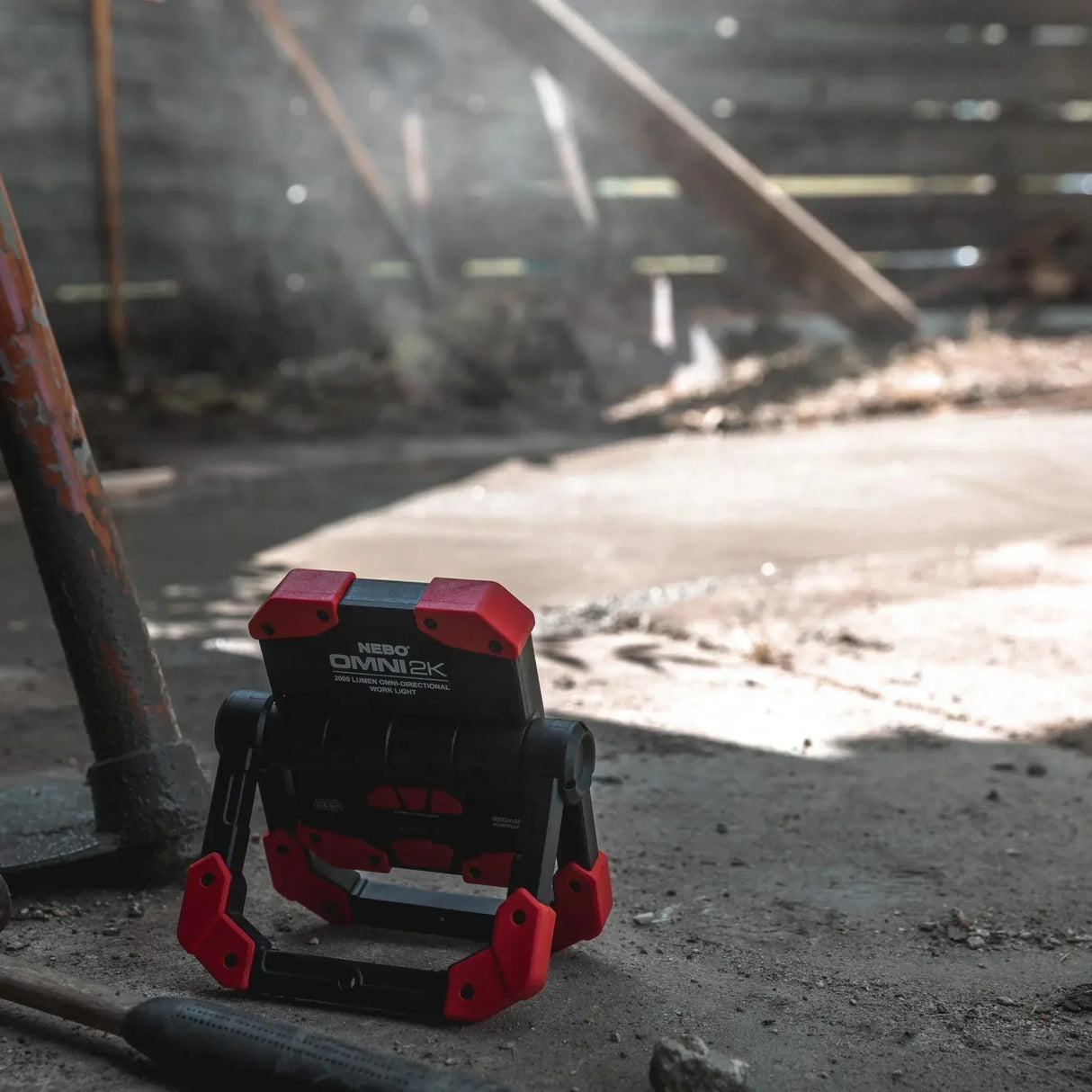 NEBO Omni 2000 ladattava työvalaisin 2000 lm + virtapankki - Happy Angler