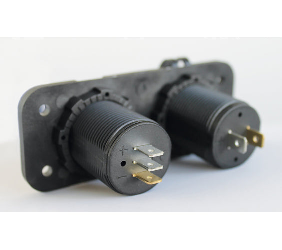 1852 Marine USB-paneeli volttimittarilla